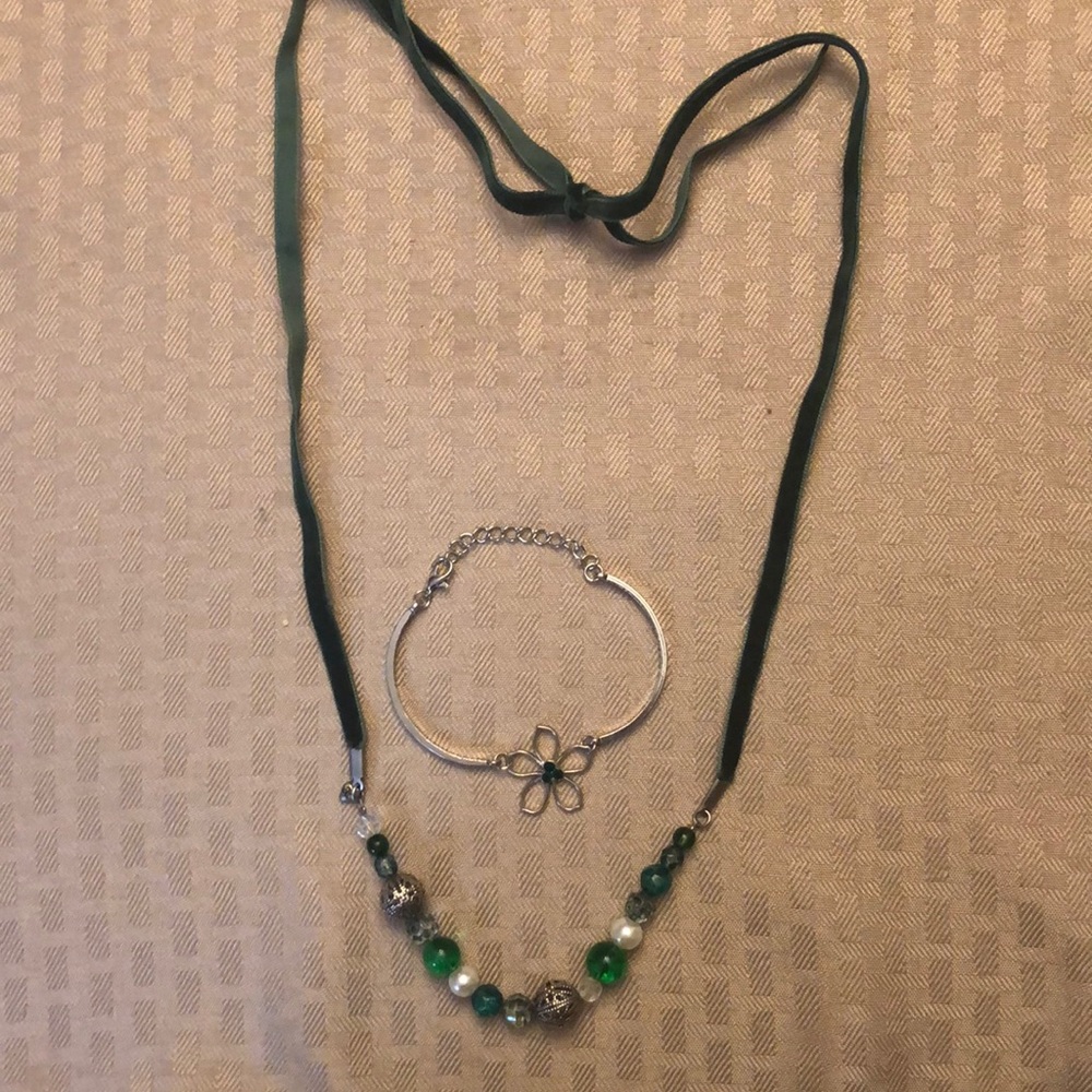 Green necklace and bracelet set to silver